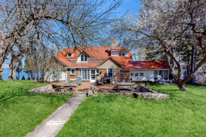 Antique Lake Front Getaway- The Lake House